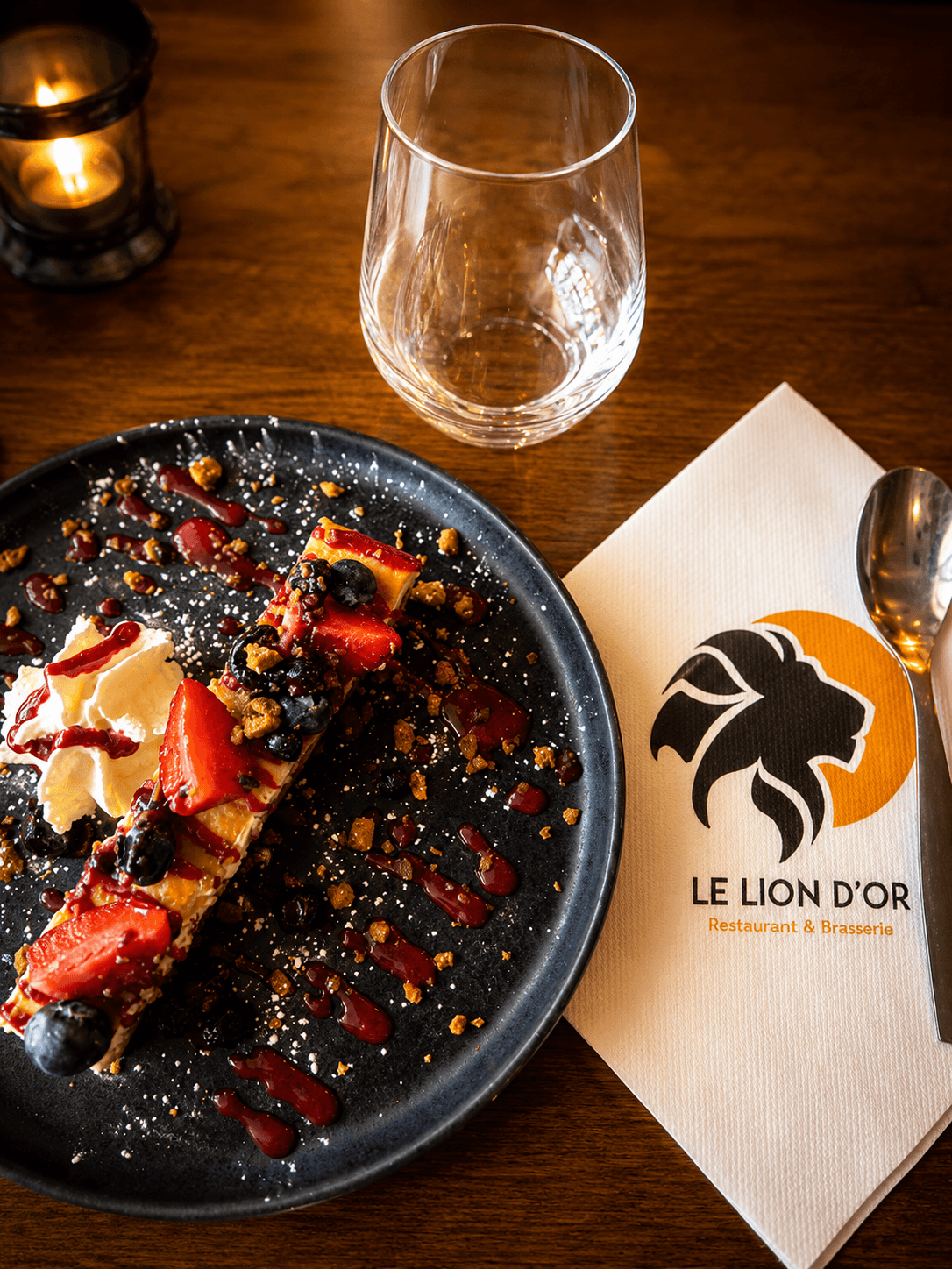 Intérieur chaleureux de la brasserie Le Lion d'Or